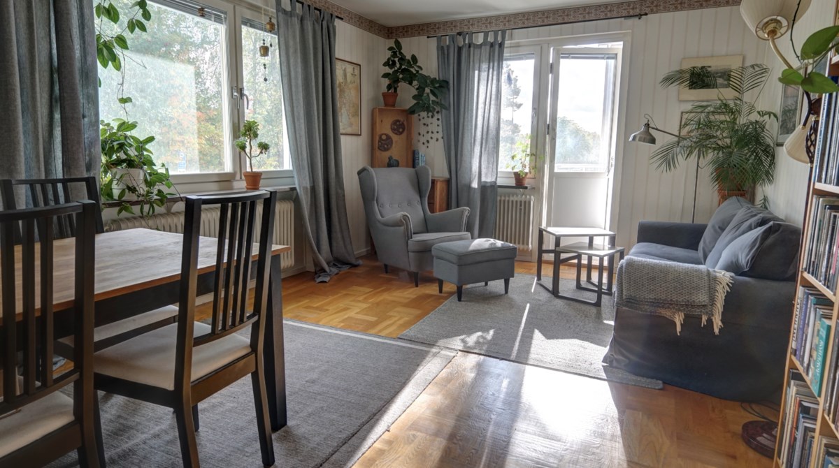 Vardagsrum med utgång till balkong